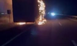 Diyarbakır'da hareket halindeki tır alev aldı