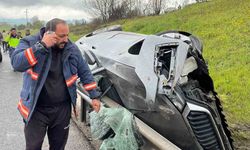 Dörtdivan'da TEM Otoyolu'nda otomobil bariyerlere çarptı: 1 ağır yaralı