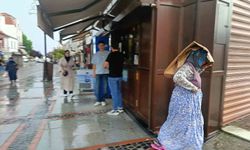 Edirne'de sağanak yağış: Vatandaşlar karton ve poşetle korunmaya çalıştı