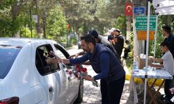 Elazığ'da mezarlık ziyaretine karanfil ikramı yapıldı