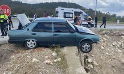 Emet'te kavşakta iki otomobil çarpıştı: 3 yaralı