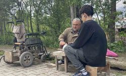 Engelli baba ve oğlu, bıçak bileyerek hayatlarını sürdürüyor