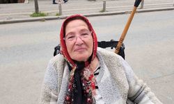 Engelli rampası olmayan markete giremeyen yaşlı kadın yardım istedi