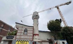 Fatih'teki 400 yıllık cami minaresinin kubbesi vincin çarpmasıyla yerle bir oldu