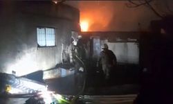 Fatih'teki iş merkezinin çatısında yangın paniği
