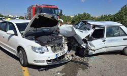 Gaziantep'te iki otomobil kafa kafaya çarpıştı: Yaralılar hastaneye kaldırıldı
