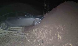 Gece karanlığında yola dökülen toprak yığını facia yarattı