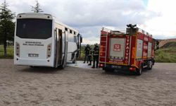 Halk otobüsü park halindeyken alev aldı