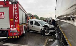 İtfaiye aracı yangın ihbarında kaza yaptı: 4 yaralı