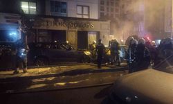 Kadıköy'de galerinin önünde park halindeki araçlar alev aldı