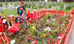 Kahramanmaraş'taki okul saldırısında hayatını kaybeden çocukların mezarları ziyaret ediliyor