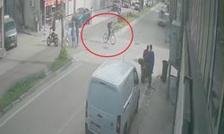 Kararsız bisikletli kaza yaptı:Motosikletliyle çarpışma anı kamerada