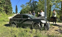 Kastamonu'da otomobil elektrik direğine çarptı: 3 yaralı