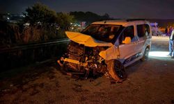 Kaynarca'da otomobil ve hafif ticari araç çarpıştı: 4 yaralı