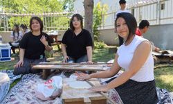 Kozan'da Öğrenciler Bahar Şenliğinde Şalvar Giyerek Sıkma Pişirdi