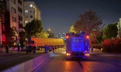 Küçükçekmece'de palet yüklü tır devrildi