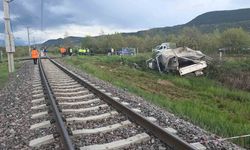 Kütahya'da hemzemin geçitte feci kaza: Tren kamyonete çarptı, 4 yaralı