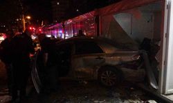 Lastiği patlayan otomobil iş yerine daldı