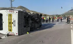 Mersin’de Rus Öğrencileri Taşıyan Servis Devrildi: 17 Yaralı