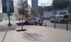 Mecidiyeköy'de benzin sızıntısı olan otomobilin el frenini çekmeyi unutan sürücü, tabelaya çarptı ve araç yandı