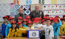 Mehmetçiklerin mektupları öğrencilere ulaştı