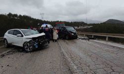 Minibüsle çarpışan otomobilde 4 kişi yaralandı