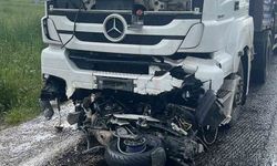 Motosiklet kazasında sürücü tırın altında kalarak yaşamını yitirdi