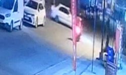 Motosiklet ve otomobil çarpıştı, kaza anı kaydedildi