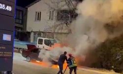 Oltu'da park halindeki araç alev aldı