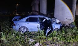 Otomobil köprü ayağına çarparak durdu: 2 yaralı