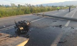 Otomobilin çarptığı elektrik direğine motosiklet çarptı: 4 yaralı