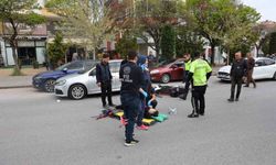 Park halindeki araca çarptı, anlar güvenlik kamerasında: 1 yaralı