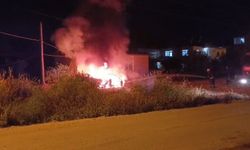 Park halindeki otomobil alev alev yandı