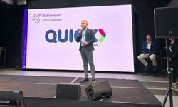Quick Finansall, Paris'teki ödül töreninde dikkatleri üzerine çekti