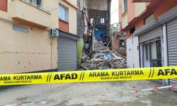 Sağanak yağış ve deprem metruk binayı yıktı