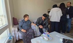 Sağlık öğrencileri, yaşlıların evinde sağlık taraması yapıyor