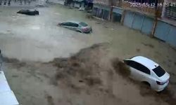Samsun'da sel felaketi: Araçlar sürüklendi, hayat kurtarma anları kaydedildi