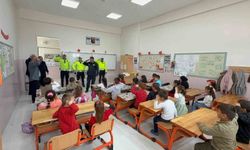Sarıkaya'da miniklerin polis selamı duyguları kabarttı