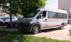 Servis minibüsü yaşlı adama çarptı