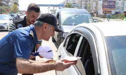 Silifke'de trafik kontrolünde yoğurt ve çilek sürprizi