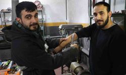 Sivas bıçağının keskinliğini ilginç yöntemlerle test etti