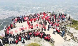 Spil Dağı'nda gençler bayrakla buluştu