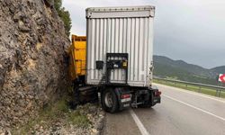 Tır kayalıklara çarptı: 1 kişi yaralandı
