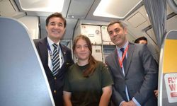 Uçakla tanışan çocuklar büyük bir mutluluk yaşadı