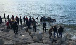Van Gölü'ne düşen otomobilde 1 kişi yaralandı