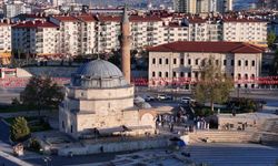 Yabancı öğrenciler, tarihi camide bayram namazı kıldı