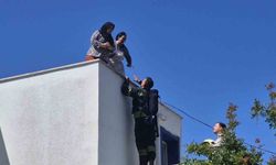 Yangın sonrası 2 kadın terasta mahsur kaldı, ekipler kurtardı