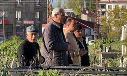 Yüksekova'da bayram namazı sonrası mezarlık ziyaretleri yoğunlaştı