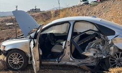Cizre’de iki otomobil çarpıştı: Araç şarampole yuvarlandı, 2 kişi yaralandı