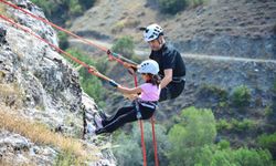 7 yaşındaki Deniz'in dağcılık serüveni: Babasıyla kayalıklara meydan okuyor